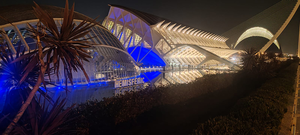 Ciudad de las Artes y las Ciencias iluminada con el color azul de la Policía Nacional.